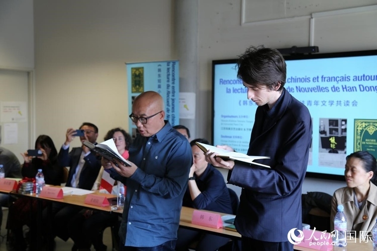 法國學(xué)子與作家韓東共讀小說選段。人民網(wǎng)記者 于超凡攝