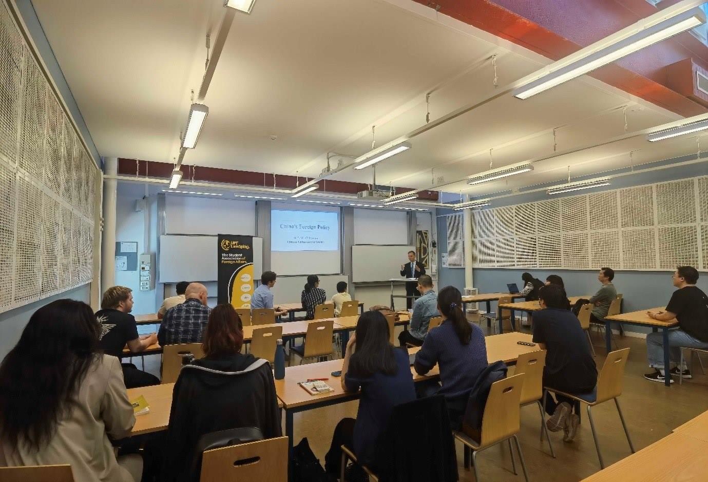 中國駐瑞典大使崔愛民與同學(xué)們互動并回答問題。中國駐瑞典大使館供圖