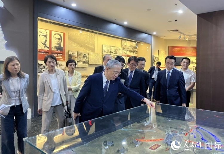 創(chuàng)價學(xué)會會長原田稔（中）與青年代表團(tuán)成員訪問中國人民抗日戰(zhàn)爭紀(jì)念館。人民網(wǎng)記者 陳思攝