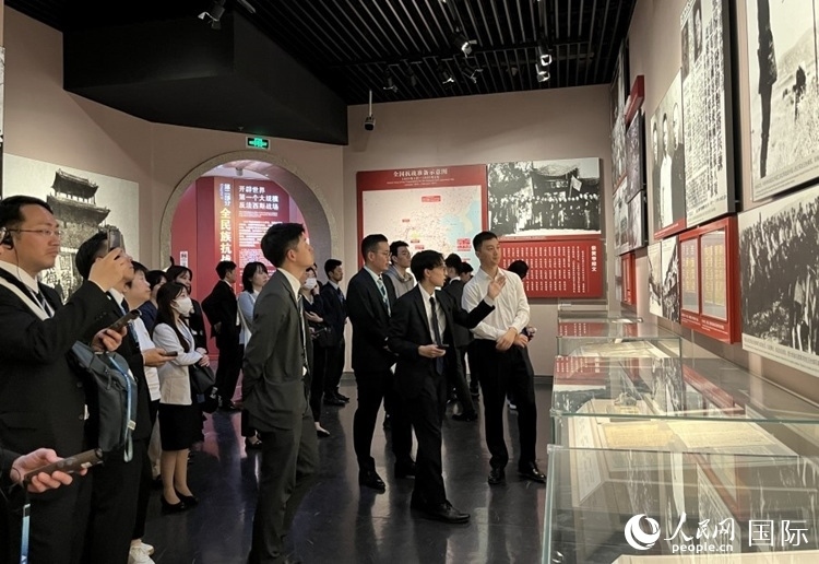 創(chuàng)價學(xué)會青年代表團(tuán)成員在中國人民抗日戰(zhàn)爭紀(jì)念館參觀。人民網(wǎng)記者 陳思攝