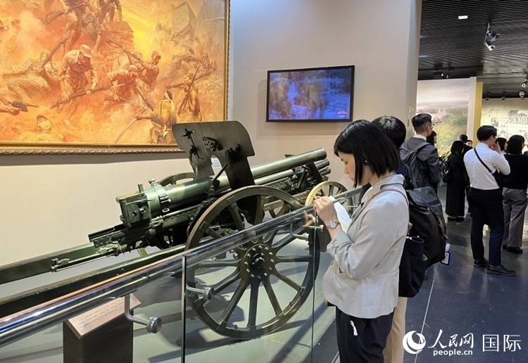 創(chuàng)價學(xué)會青年代表團(tuán)成員在中國人民抗日戰(zhàn)爭紀(jì)念館參觀。人民網(wǎng)記者 陳思攝