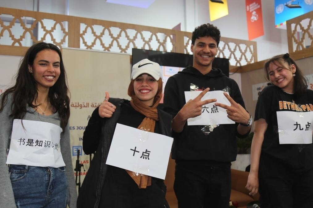 2024年4月24日，突尼斯高中生在首都突尼斯市舉辦的突尼斯國際書展上表演漢語節(jié)目。新華社發(fā)（阿代爾攝）