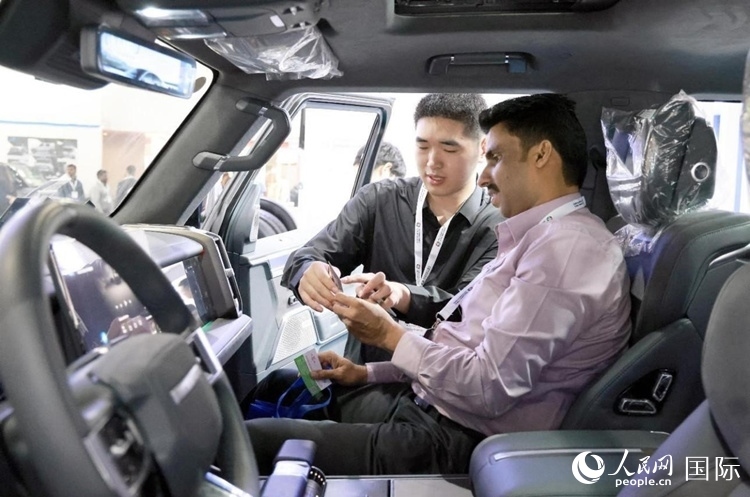 客戶在了解中國產(chǎn)汽車。人民網(wǎng)記者 管克江攝