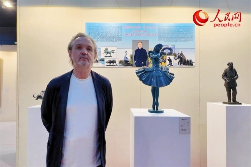 俄羅斯人民藝術(shù)家、俄羅斯美協(xié)主席安德烈·科瓦爾丘克正在接受人民網(wǎng)的采訪。人民網(wǎng)記者 劉微攝