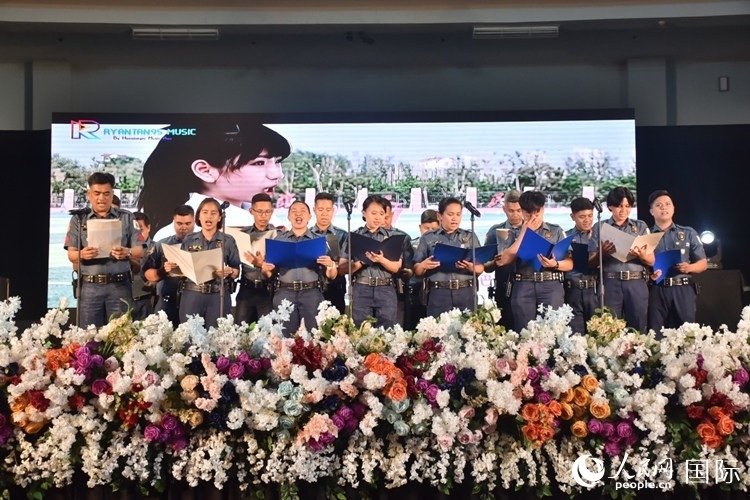 邦板牙省警察局學(xué)員在結(jié)業(yè)典禮上表演合唱。人民網(wǎng)記者 樊帆攝
