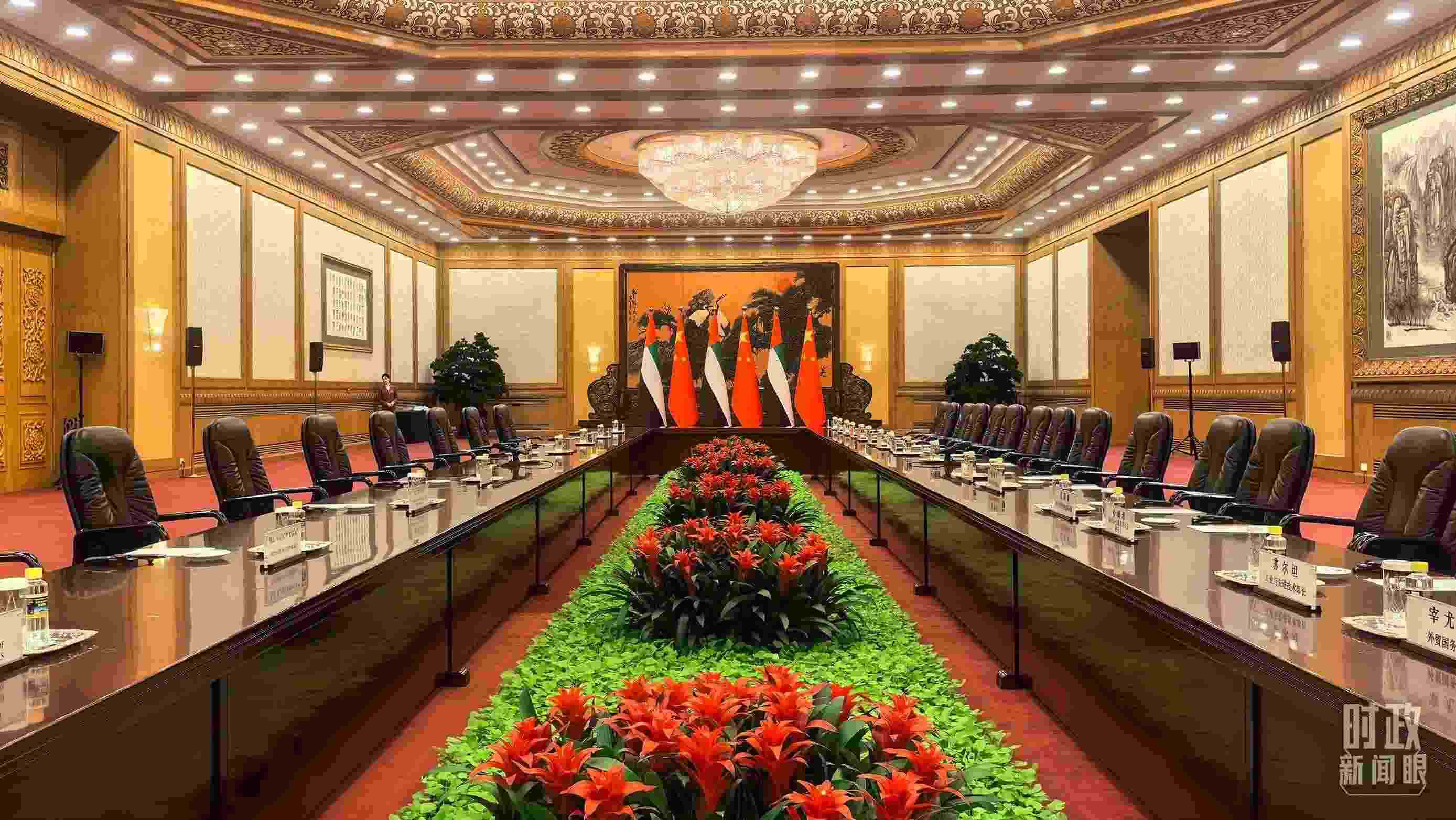 △5月30日下午，習近平主席同阿聯酋總統(tǒng)穆罕默德會談。這是會談開始前的現場。（總臺央視記者鄂介甫拍攝）