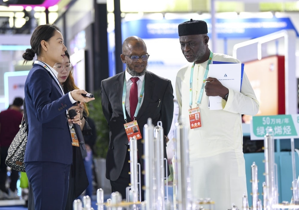 2023年9月22日，嘉賓在第六屆中阿博覽會(huì)上了解清潔能源項(xiàng)目。新華社記者 馮開(kāi)華 攝