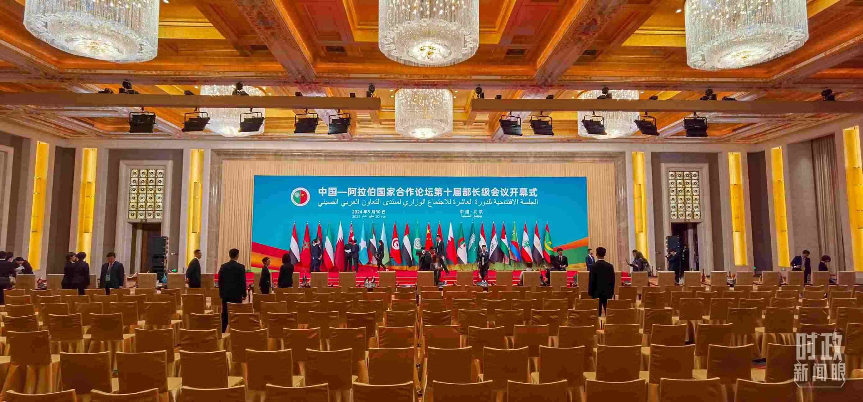 △會議開始前，現場正在進行各項準備工作。（總臺央視記者郭鴻拍攝）