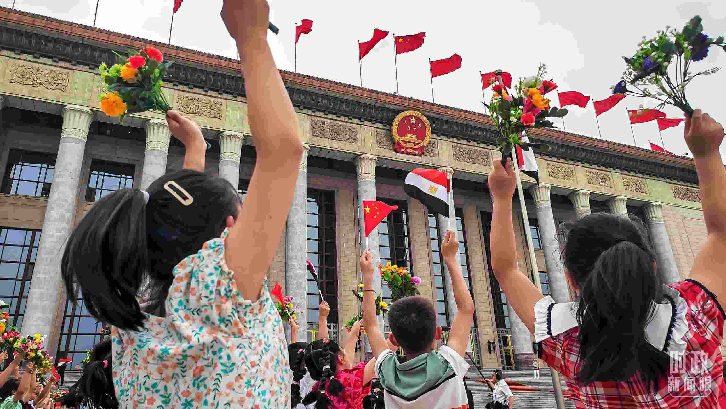 △5月29日下午，習近平主席舉行儀式歡迎埃及總統(tǒng)塞西訪華。圖為歡迎儀式現場的少年兒童。（總臺央視記者劉琦拍攝）