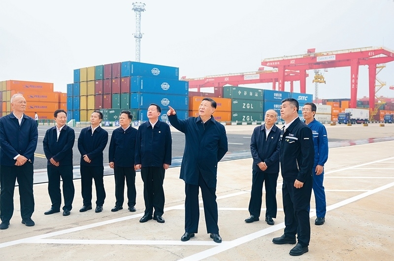 2024年5月22日至24日，中共中央總書記、國家主席、中央軍委主席習(xí)近平在山東考察。這是22日下午，習(xí)近平在日照港察看全自動化集裝箱碼頭作業(yè)場景。 新華社記者 鞠鵬/攝