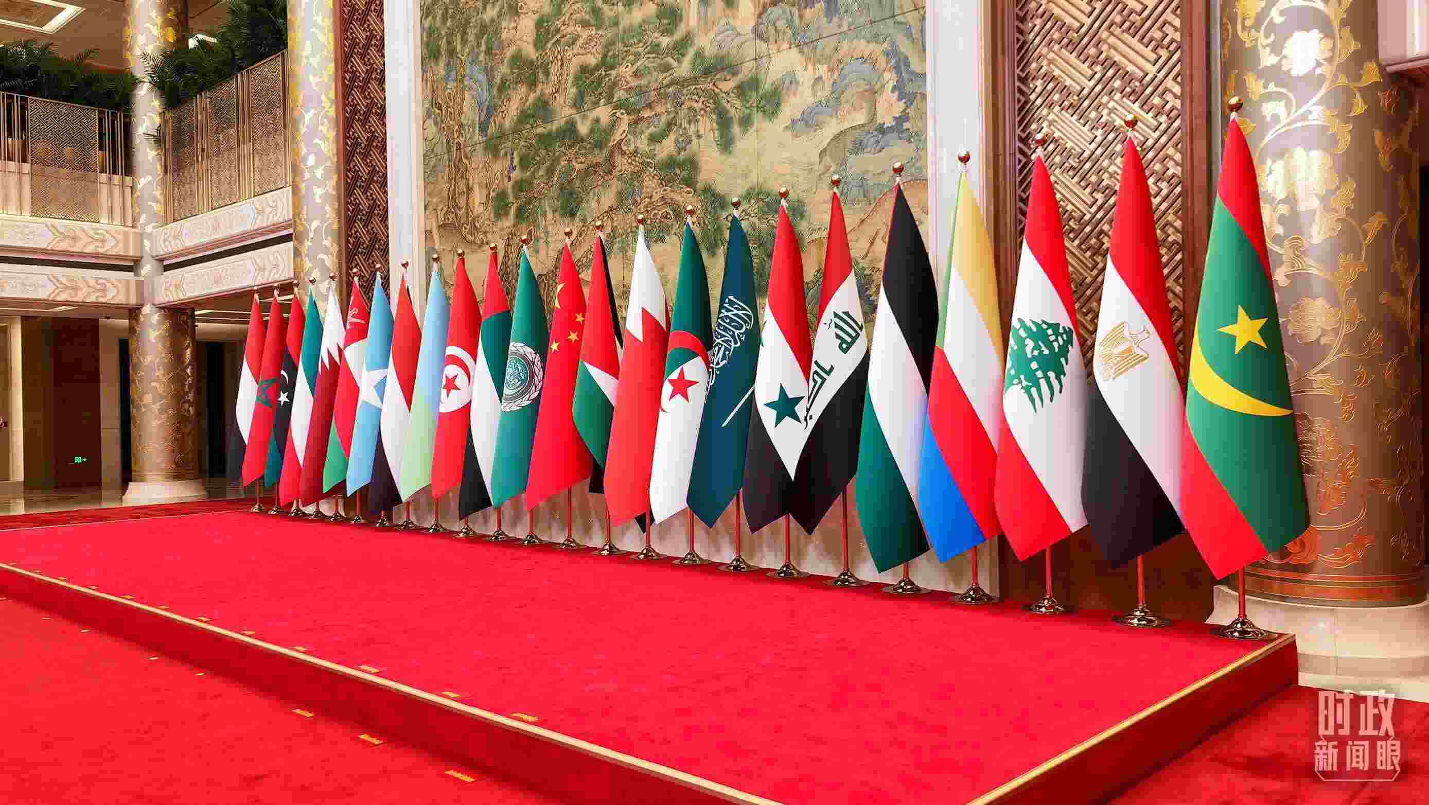 △會議現場的旗陣。（總臺央廣記者馬喆拍攝）