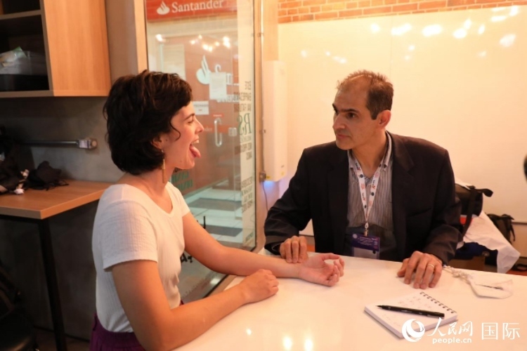 在巴西米納斯吉拉斯州首府貝洛奧里藏特開(kāi)辦診所的中醫(yī)師保羅·貢扎爾韋斯，正在把脈并觀察舌苔。人民網(wǎng)記者 陳一鳴攝