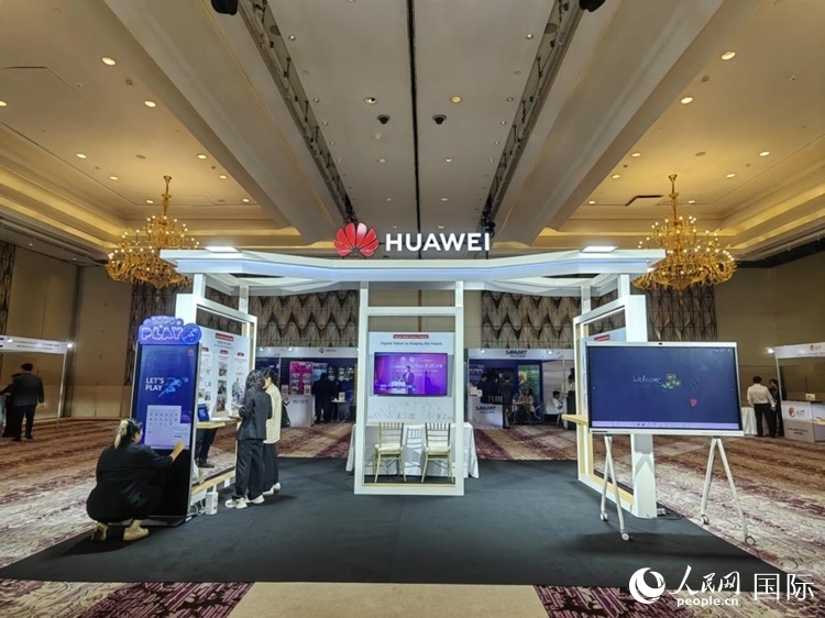 峰會現(xiàn)場，由泰國政府、中泰高校和客戶伙伴搭建的人才雙選會和伙伴展臺開放。人民網(wǎng)記者 楊一攝