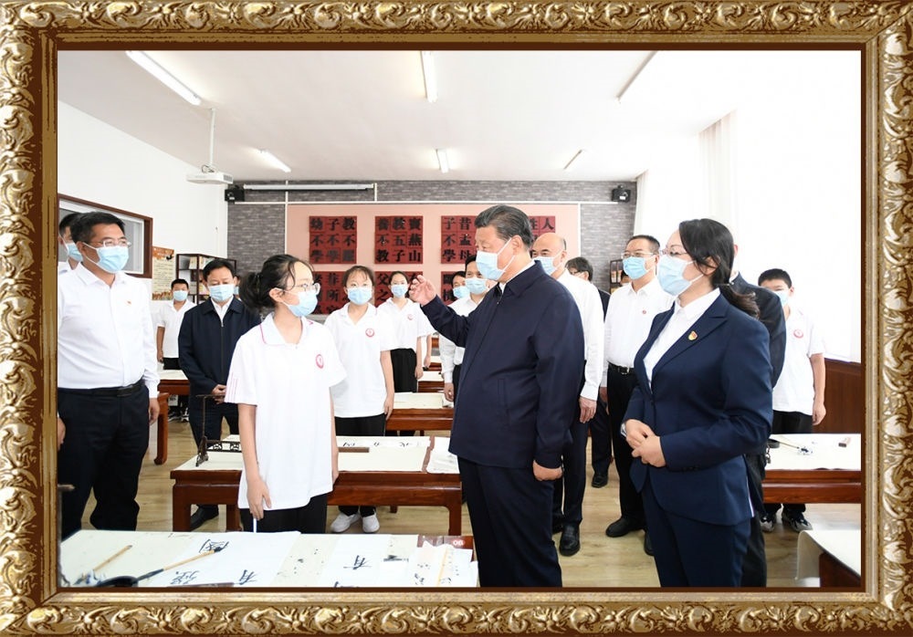 2021年9月13日至14日，習(xí)近平總書記在陜西省榆林市考察。14日上午，習(xí)近平在綏德實(shí)驗(yàn)中學(xué)考察時(shí)，同正在練習(xí)書法的學(xué)生親切交流。