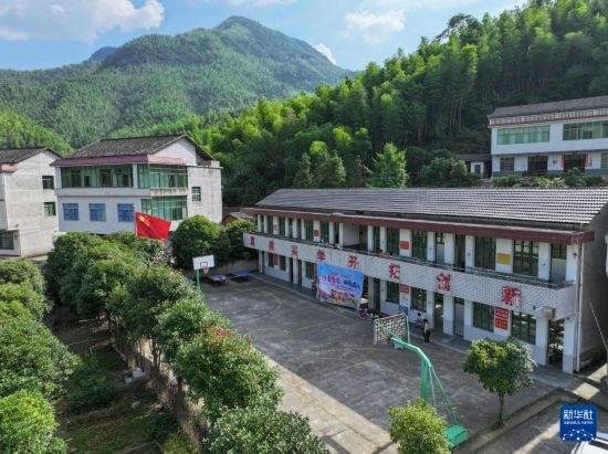 這是5月28日拍攝的湖南省衡陽市衡陽縣岣嶁鄉(xiāng)妙溪小學(xué)（無人機照片）。