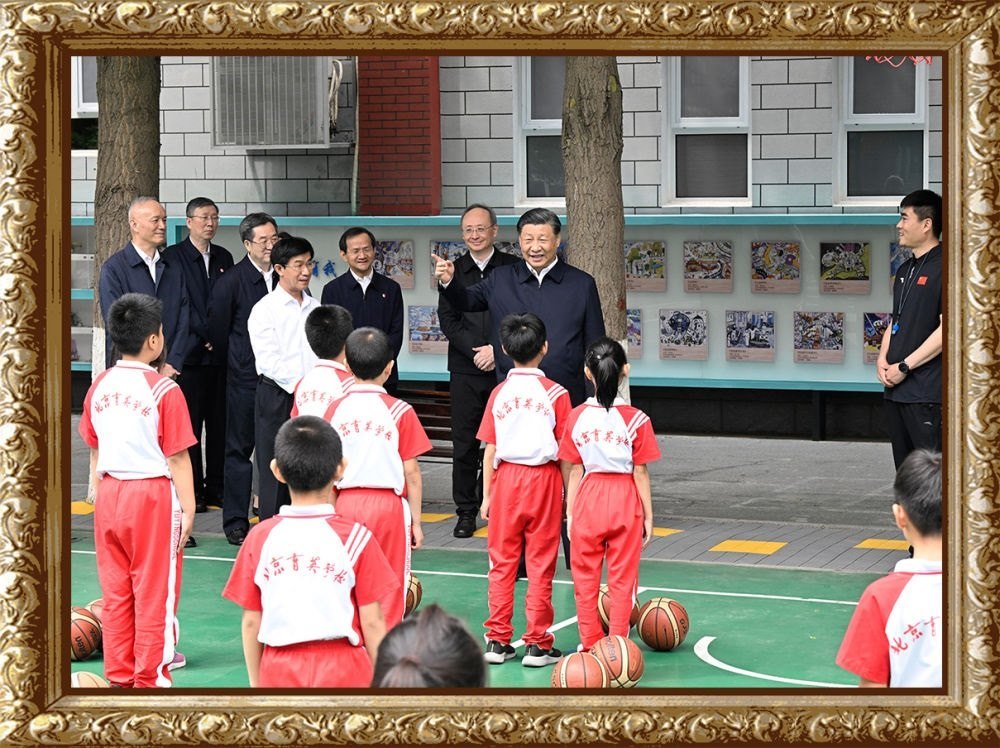 2023年5月31日上午，習(xí)近平總書記來(lái)到北京育英學(xué)?？赐繂?wèn)師生，在籃球場(chǎng)同正在上體育課的小學(xué)生們親切交流。習(xí)近平親切地說(shuō)：“現(xiàn)在生活條件好了，孩子們不是要吃得胖胖的，而是要長(zhǎng)得壯壯的、練得棒棒的?！? width=