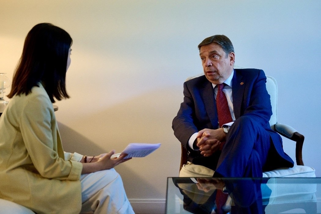 西班牙農(nóng)業(yè)、漁業(yè)和食品大臣普拉納斯接受人民網(wǎng)專訪。西班牙駐華大使館供圖