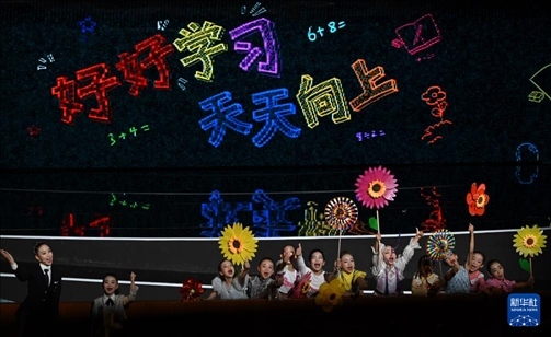 6月1日，演員在“我和祖國一起成長”主題演出活動中表演。新華社記者 金良快 攝