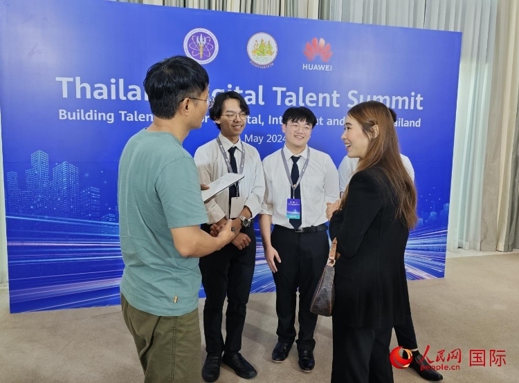 泰國(guó)國(guó)立法政大學(xué)學(xué)生接受本網(wǎng)采訪。李映民攝