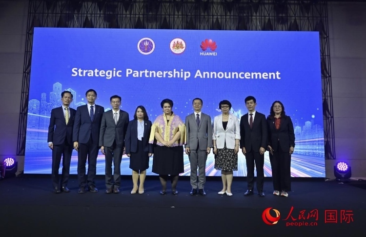 數(shù)字人才峰會(huì)現(xiàn)場(chǎng)。左五為泰國(guó)高等教育、科學(xué)、研究和創(chuàng)新部長(zhǎng)素巴瑪·伊沙拉帕迪，右三中國(guó)駐泰國(guó)大使館教育參贊許蘭，右四為華為泰國(guó)技術(shù)有限公司總經(jīng)理李雄偉。人民網(wǎng)記者 簡(jiǎn)承淵攝