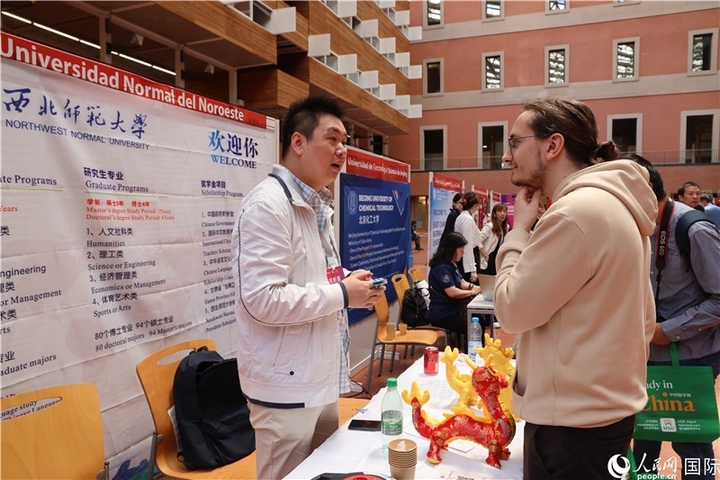 西班牙應(yīng)屆畢業(yè)生在展臺前咨詢。人民網(wǎng)記者 顏歡攝