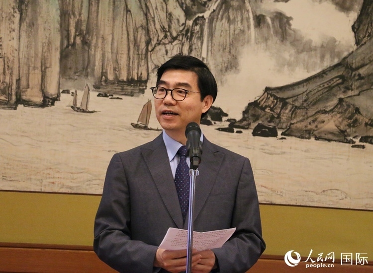 中國駐日本大使館施泳公使致辭。人民網(wǎng) 許可攝