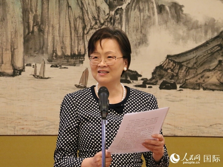 大使夫人丁玥致辭。人民網(wǎng) 許可攝