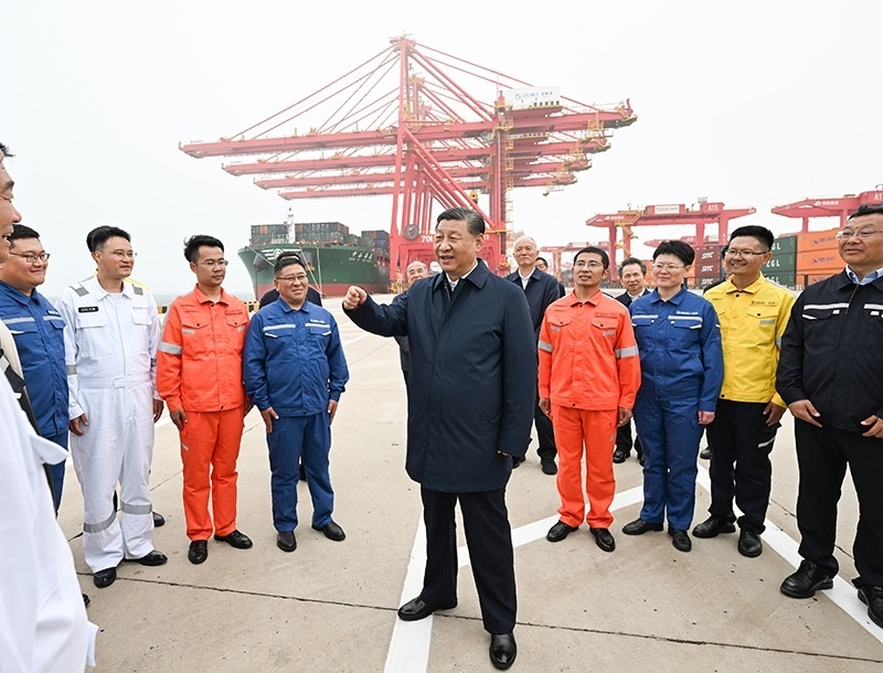 △2024年5月22日，習近平總書記在山東省日照港親切慰問港口科技工作者、運營人員、航運人員。