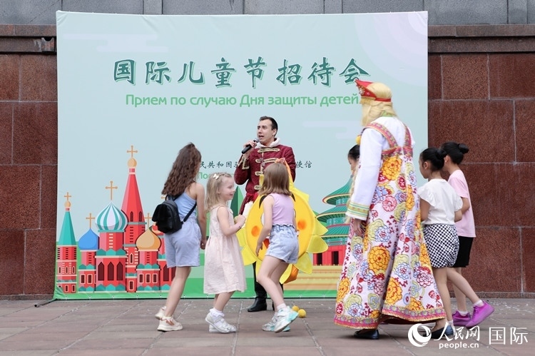 中俄兩國(guó)小朋友共同參與互動(dòng)游戲。人民網(wǎng)記者 隋鑫攝