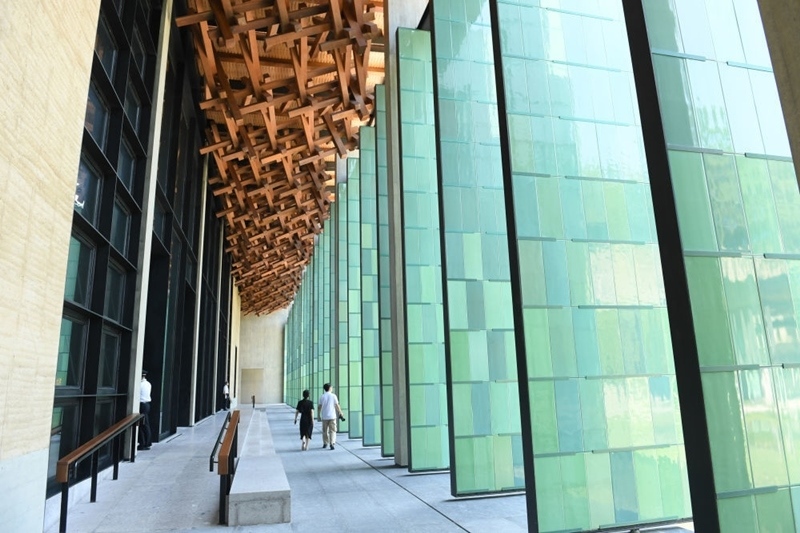 2022年7月23日，杭州國(guó)家版本館屋頂?shù)哪緲?gòu)和青瓷門(mén)扇相映成趣。