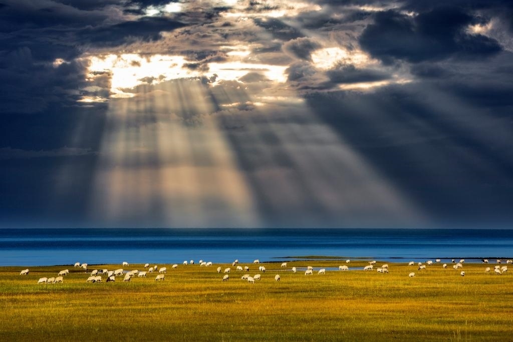 這是2022年9月21日在海北藏族自治州海晏縣拍攝的青海湖一角。（通聯(lián)照片 焦生福 攝）