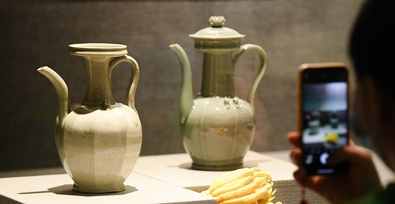2021年9月14日，浙江省博物館，觀眾在拍攝北宋龍泉窯執(zhí)壺（左）和龍泉青瓷藝人劉杰制作的執(zhí)壺。