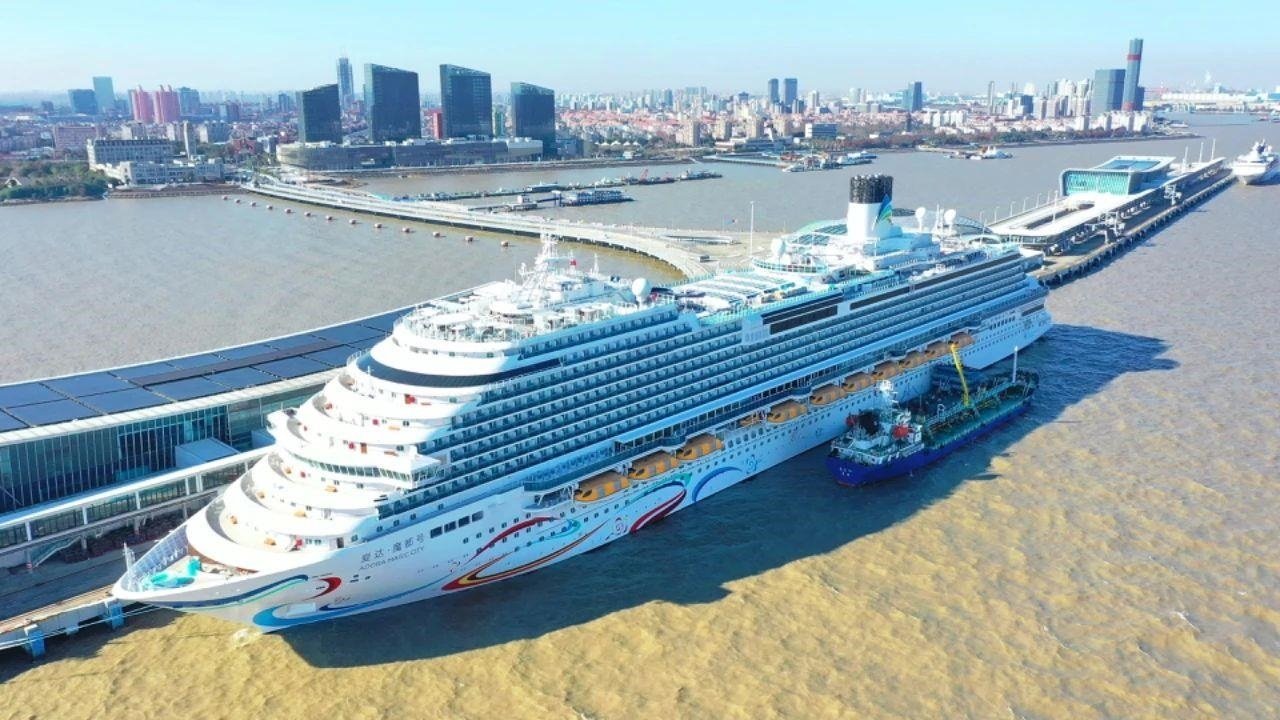 △2024年1月1日，國(guó)產(chǎn)首艘大型郵輪“愛達(dá)·魔都號(hào)”從上海吳淞口國(guó)際郵輪港開啟商業(yè)首航。