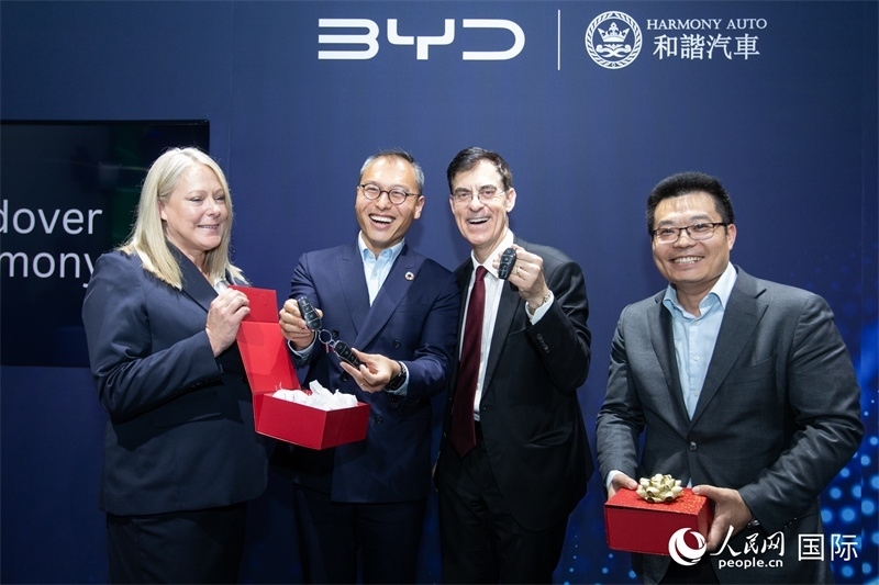 兩位英國(guó)消費(fèi)者獲得新車(chē)鑰匙。人民網(wǎng)記者 許立群攝影
