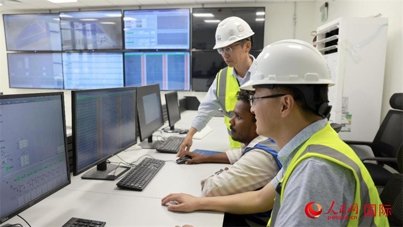 工作人員進(jìn)行倒送電準(zhǔn)備。人民網(wǎng)記者 管克江攝