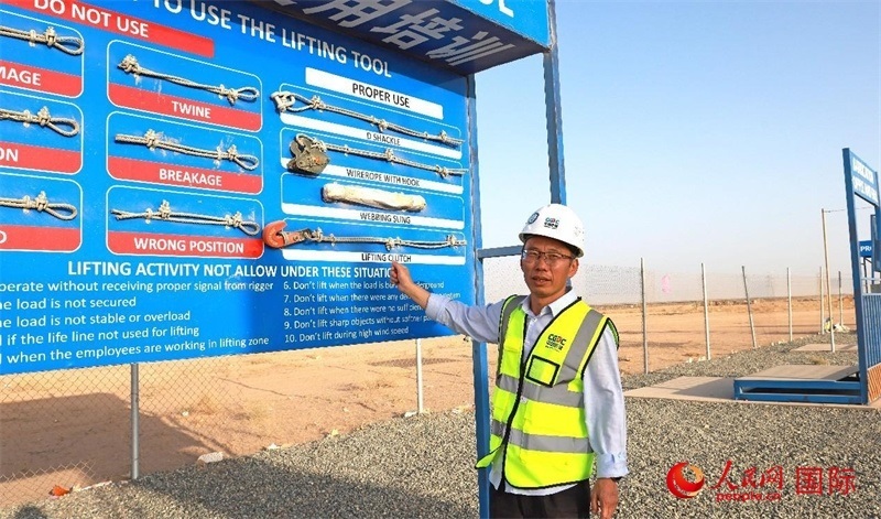 中國(guó)能建國(guó)際工程公司副總經(jīng)理兼阿爾舒巴赫電站項(xiàng)目經(jīng)理熊高峽展示安全培訓(xùn)中心設(shè)施。人民網(wǎng)記者 管克江攝