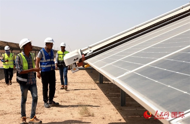 工作人員在測(cè)試自動(dòng)清掃機(jī)器人。人民網(wǎng)記者管克江攝