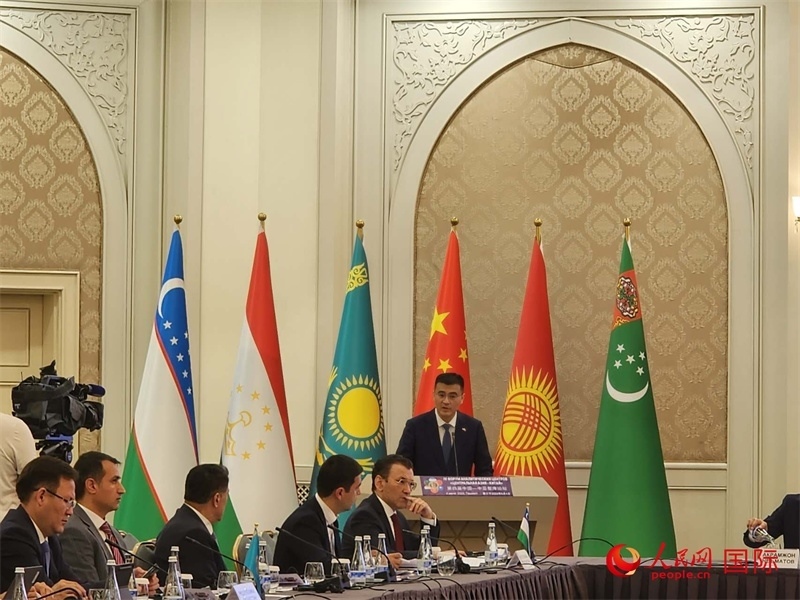 中國(guó)駐烏茲別克斯坦大使于駿致辭。人民網(wǎng)記者 李強(qiáng)攝