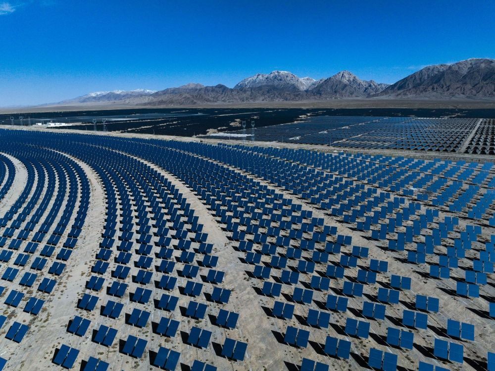 這是2024年4月23日在青海省海西蒙古族藏族自治州德令哈市光伏（光熱）產(chǎn)業(yè)園拍攝的光熱電站（無人機(jī)照片）。新華社記者 張龍 攝