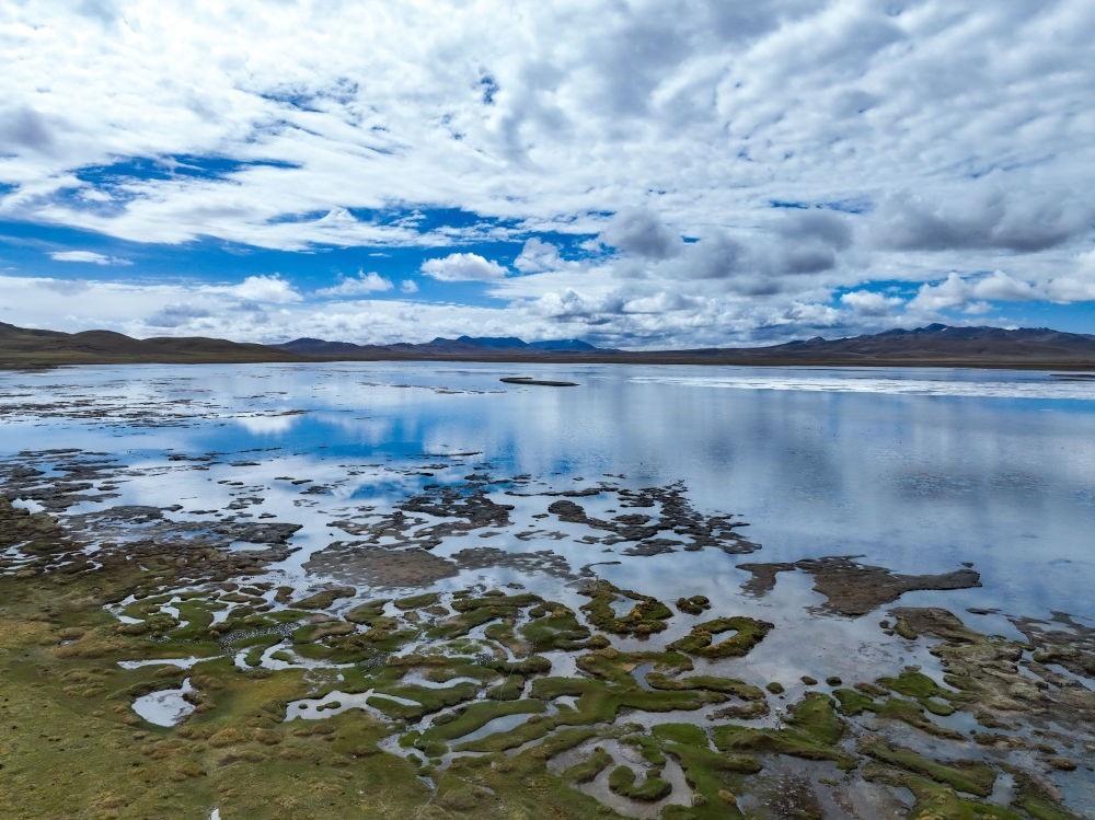 這是2024年5月26日在長江源頭地區(qū)拍攝的班德湖一角（無人機(jī)照片）。新華社記者 張龍 攝