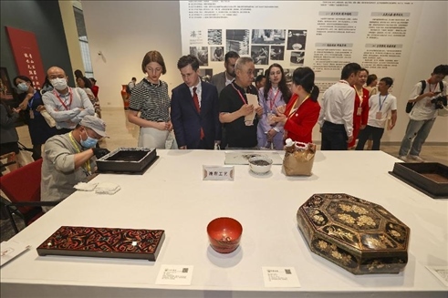 2023年5月28日，北京，推光漆器匠人為駐華使節(jié)展示技藝。