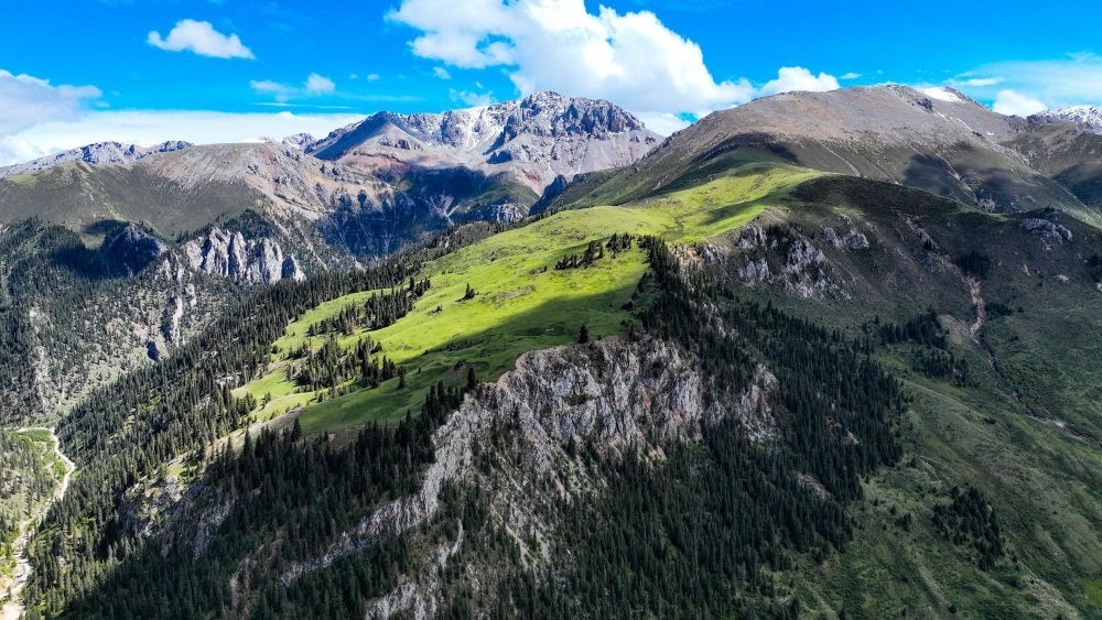 這是2023年6月18日在青海省玉樹藏族自治州囊謙縣拍攝的風(fēng)光（無人機(jī)照片）。新華社記者 張龍 攝