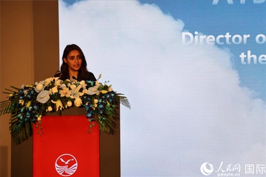 阿聯(lián)酋經(jīng)濟部旅游司司長艾莎·阿菲菲致辭。人民網(wǎng)記者張志文攝