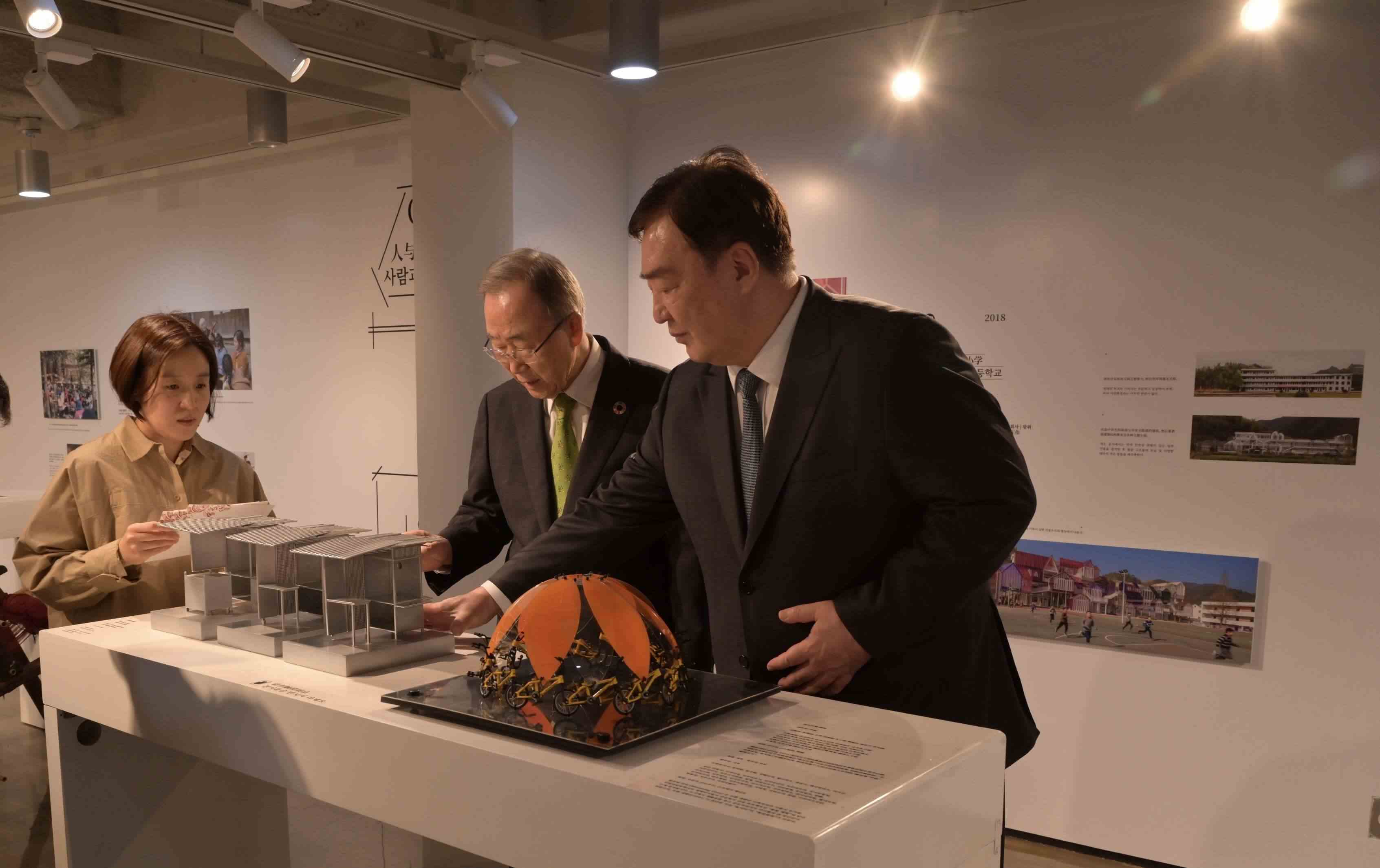 邢海明（右一）與潘基文共同參觀《自然生活傳承——美麗中國特展》。首爾中國文化中心供圖