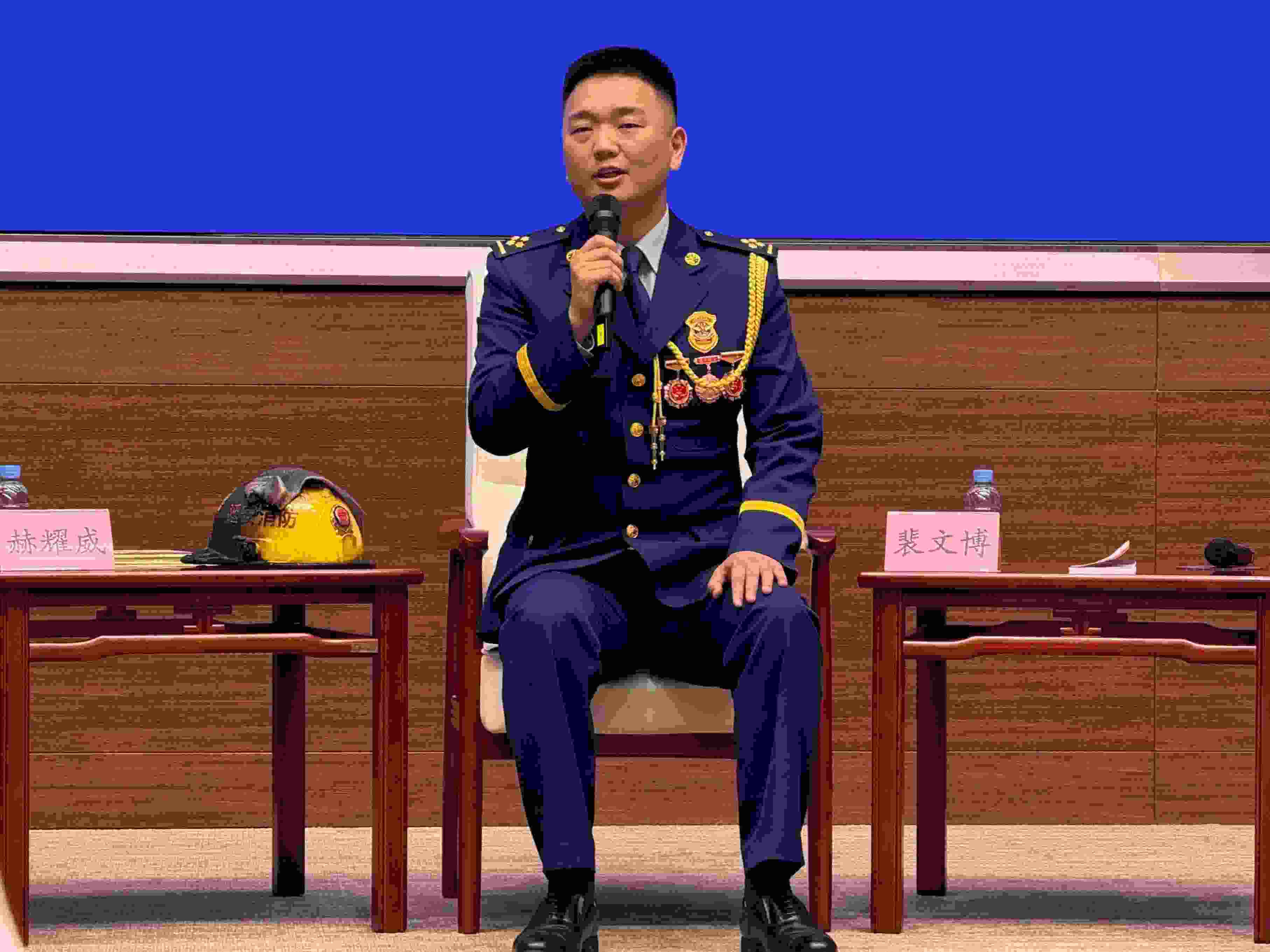 寶塔消防救援站政治指導員裴文博在回答記者提問。人民網(wǎng)記者 郝萍攝