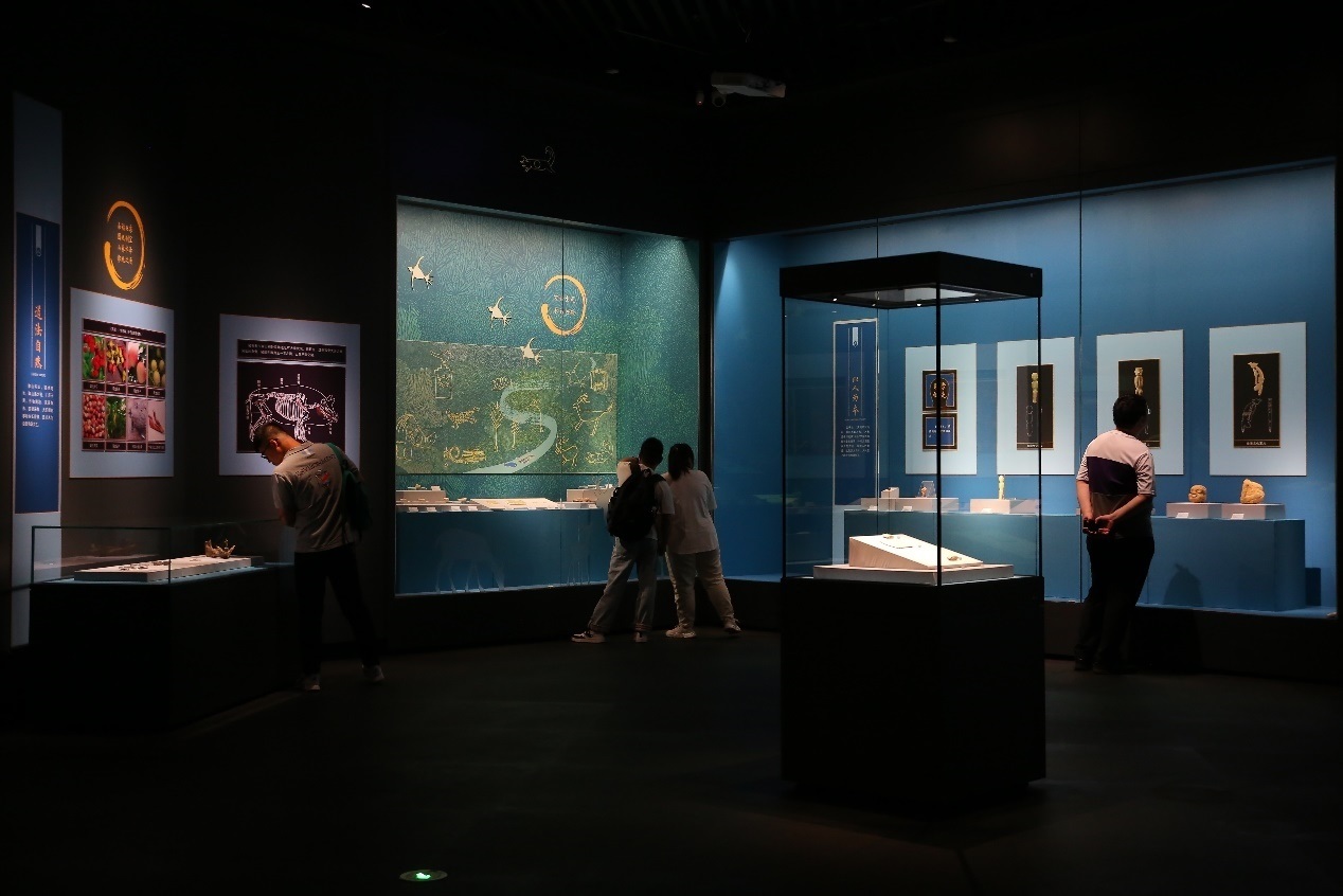 觀眾正在參觀展覽。國家文物局供圖