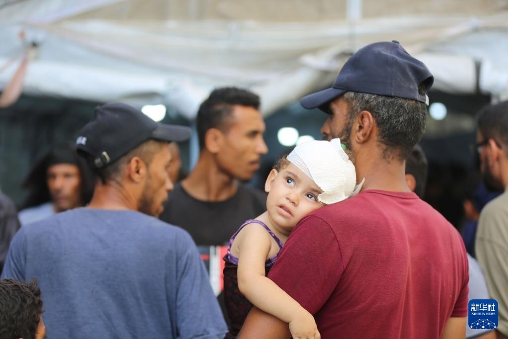這是6月8日在加沙地帶中部努賽賴特難民營拍攝的傷員。新華社發(fā)（馬爾萬·達(dá)烏德攝）