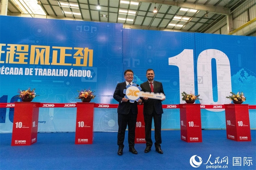 儀式上，徐工巴西制造總經(jīng)理李寒光將第23456臺產(chǎn)品鑰匙交付給客戶巴西Simak公司首席執(zhí)行官安德森·阿布魯手中。 人民日報社拉美中心分社 威廉·科埃略·維亞納攝