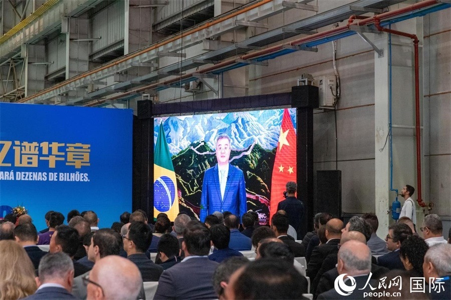 中國駐巴西大使祝青橋在視頻致辭中表示，徐工在巴西的發(fā)展，是眾多中國企業(yè)在習(xí)近平主席提出的共建“一帶一路”倡議推動下，將中國的技術(shù)和產(chǎn)業(yè)發(fā)展成果帶往世界，促進各國發(fā)展的縮影。 人民日報社拉美中心分社 威廉·科埃略·維亞納攝