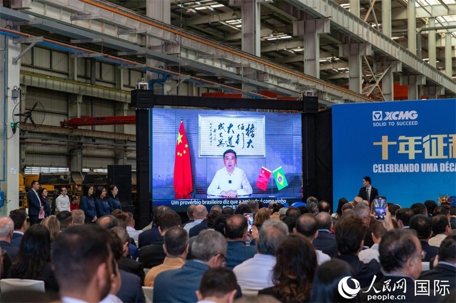 徐工集團、徐工機械董事長楊東升在視頻致辭中表示，徐工作為中國工程機械的排頭兵，堅定不移實施國際化主戰(zhàn)略，投資運營的徐工巴西制造基地成為見證中巴友誼的標(biāo)桿示范。 人民日報社拉美中心分社 威廉·科埃略·維亞納攝